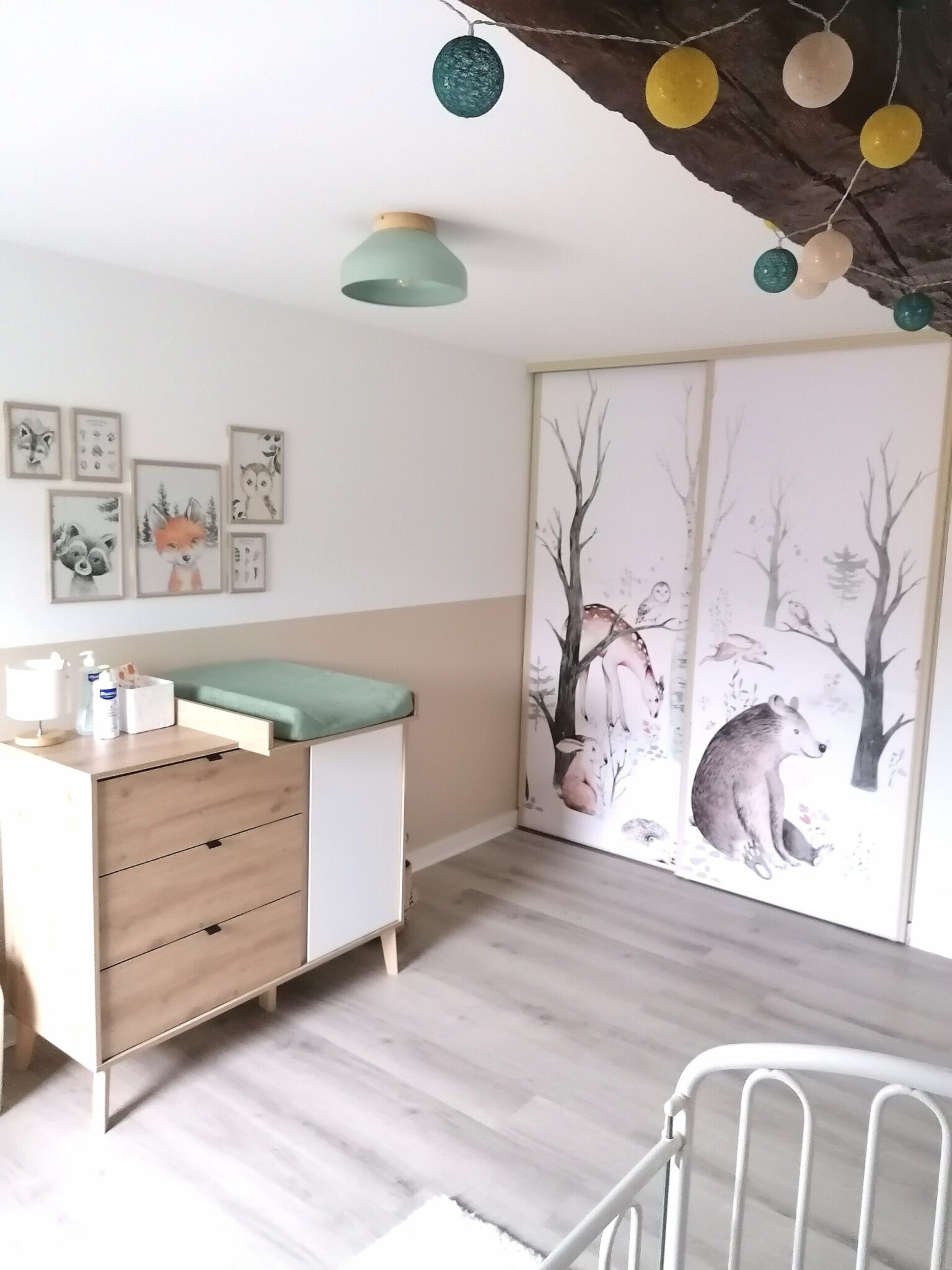 chambre-animaux-forêt-beige